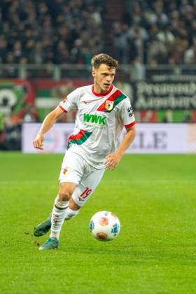 in Aktion beim Bundesligaspiel FC Augsburg - Borussia Dortmund am 31.10.2025.