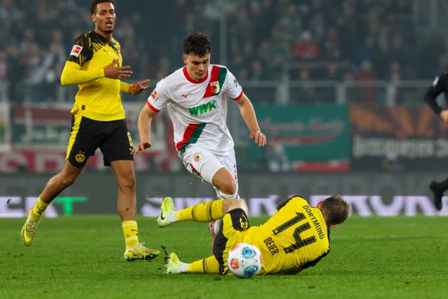 im Zweikampf, Aktion, mit Fabian Rieder 32 (FC Augsburg), Maximilian Beier 14 (Borussia Dortmund), FC Augsburg vs. Borussia Dortmund, Fussball, 1. Bundesliga, 9. Spieltag, 31.10.2025 DFB regulations prohibit any use of photographs as image sequences and or quasi-video Augsburg Bayern Deutschland