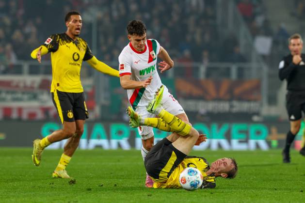 im Zweikampf, Aktion, mit Fabian Rieder 32 (FC Augsburg), Maximilian Beier 14 (Borussia Dortmund), FC Augsburg vs. Borussia Dortmund, Fussball, 1. Bundesliga, 9. Spieltag, 31.10.2025 DFB regulations prohibit any use of photographs as image sequences and or quasi-video Augsburg Bayern Deutschland