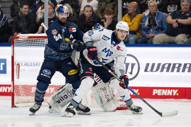 Ryan Murphy (EHC Red Bull Muenchen, 24) verteidigt gegen Maximilian Heim (Adler Mannheim, 86) GER, EHC Red Bull Muenchen vs. Adler Mannheim, Eishockey, DEL, 16. Spieltag, Saison 2025 2026, 31.10.2025. GER, EHC Red Bull Muenchen vs. Adler Mannheim, Eishockey, DEL, 16. Spieltag, Saison 2025 2026, 31.10.2025. Muenchen Copyright: xEibner-Pressefoto HeikexFeinerx EP_HFR