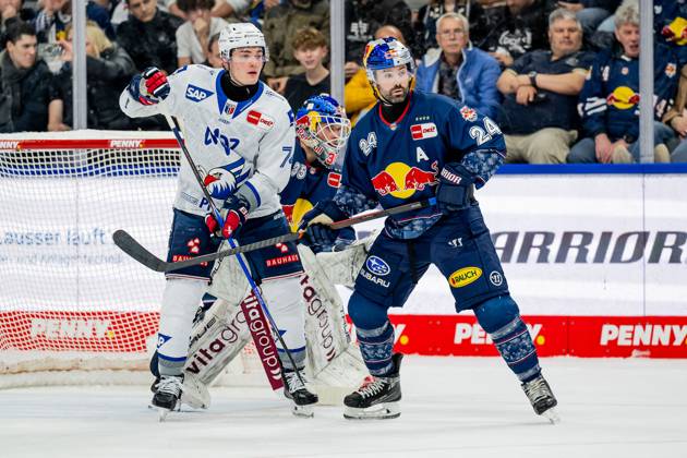 Ryan Murphy (EHC Red Bull Muenchen, 24) verteidigt gegen Justin Schuetz (Adler Mannheim, 74) vor dem Tor von Mathias Niederberger (Torwart, EHC Red Bull Muenchen, 35) GER, EHC Red Bull Muenchen vs. Adler Mannheim, Eishockey, DEL, 16. Spieltag, Saison 2025 2026, 31.10.2025. GER, EHC Red Bull Muenchen vs. Adler Mannheim, Eishockey, DEL, 16. Spieltag, Saison 2025 2026, 31.10.2025. Muenchen Copyright: xEibner-Pressefoto HeikexFeinerx EP_HFR