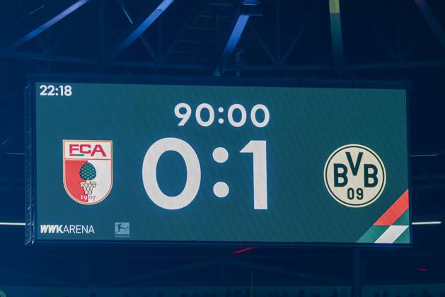Endstand auf der Anzeigetafel, 0:1, FC Augsburg vs. Borussia Dortmund, Fussball, 1. Bundesliga, 9. Spieltag, 31.10.2025 DFB regulations prohibit any use of photographs as image sequences and or quasi-video Augsburg Bayern Deutschland