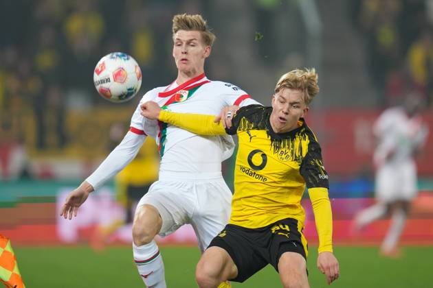 im Zweikampf, Aktion, mit Anton Kade 30 (FC Augsburg), Daniel Svensson 24 Borussia Dortmund, FC Augsburg vs. Borussia Dortmund, Fussball, 1. Bundesliga, 9. Spieltag, 31.10.2025 DFB regulations prohibit any use of photographs as image sequences and or quasi-video Augsburg Bayern Deutschland