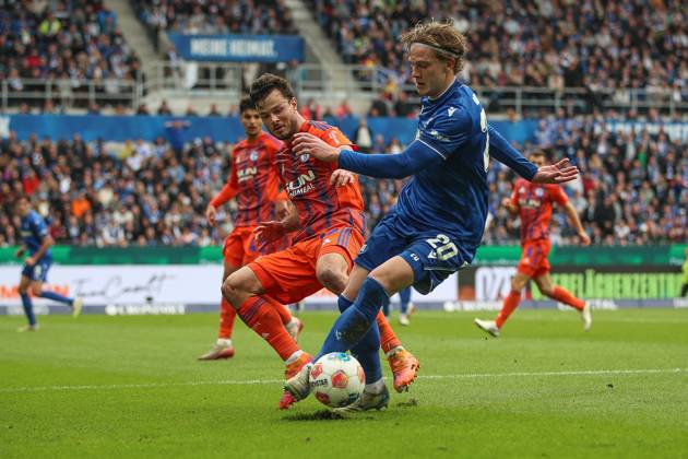 Adrian Gantenbein (FC Schalke 04, 17) im Zweikampf mit David Herold (Karlsruher SC, 20), Karlsruher SC vs. FC Schalke 04, 2. Bundesliga, 11. Spieltag, 2025 2026, 01.11.2025, DFL REGULATIONS PROHIBIT ANY USE OF PHOTOGRAPHS AS IMAGE SEQUENCES AND OR QUASI-VIDEO, Karlsruher SC vs. FC Schalke 04, 2. Bundesliga, 11. Spieltag, 2025 2026, 01.11.2025 Karlsruhe Copyright: xEibner-Pressefoto JanxPrihodax EP_JPA