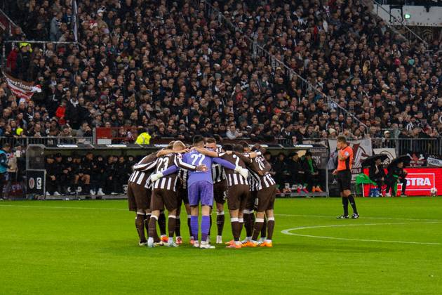 St. Pauli Mannschaft beim Kreis vor Anpfiff, GER, FC St. Pauli vs. Borussia Moenchengladbach, Fussball, Bundesliga, Spieltag 9, Saison 2025 2026, 01.11.2025 DFL REGULATIONS PROHIBIT ANY USE OF PHOTOGRAPHS AS IMAGE SEQUENCES AND OR QUASI-VIDEO GER, FC St. Pauli vs. Borussia Moenchengladbach, Fussball, Bundesliga, Spieltag 9, Saison 2025 2026, 01.11.2025 Hamburg Copyright: xEibner-Pressefoto MaxxVincenx EP_MVN