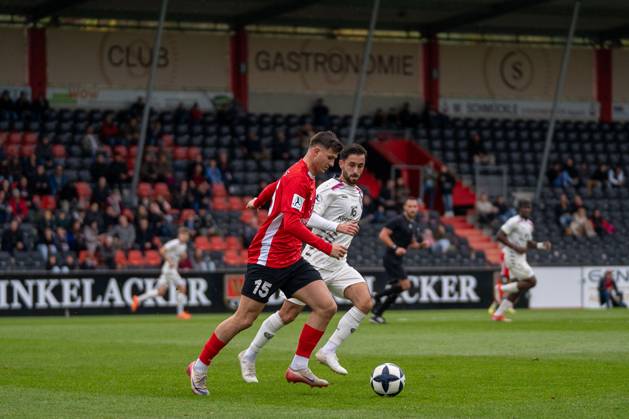 Antonis Aidonis (SG Sonnenhof Großaspach, 15) im Zweikampf mit Yunus Malli (1. FSV Mainz 05 II, 13), SG Sonnenhof Großaspach vs. 1. FSV Mainz 05 II, Fussball, Regionalliga Südwest, 15. Spieltag, Saison 2025 2026, 01.11.2025 SG Sonnenhof Großaspach vs. 1. FSV Mainz 05 II, Fussball, Regionalliga Südwest, 15. Spieltag, Saison 2025 2026, 01.11.2025 Aspach Copyright: xEibner-Pressefoto PhilipxZieglerx EP_PZR