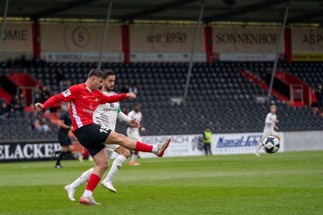 Antonis Aidonis (SG Sonnenhof Großaspach, 15) im Zweikampf mit Yunus Malli (1. FSV Mainz 05 II, 13), SG Sonnenhof Großaspach vs. 1. FSV Mainz 05 II, Fussball, Regionalliga Südwest, 15. Spieltag, Saison 2025 2026, 01.11.2025 SG Sonnenhof Großaspach vs. 1. FSV Mainz 05 II, Fussball, Regionalliga Südwest, 15. Spieltag, Saison 2025 2026, 01.11.2025 Aspach Copyright: xEibner-Pressefoto PhilipxZieglerx EP_PZR