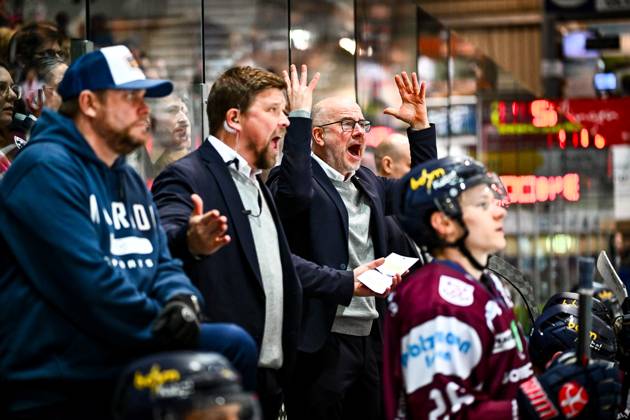 Stefan Nyman (Cheftrainer, Headcoach, Iserlohn Roosters) Jannu Kujala (Co-Trainer, Assistant Coach, Performance Coach, Iserlohn Roosters), GER, Iserlohn Roosters vs. Grizzlys Wolfsburg, Eishockey, Penny-DEL, 17. Spieltag, Spielzeit 2025 2026, 01.11.2025, GER, Iserlohn Roosters vs. Grizzlys Wolfsburg, Eishockey, Penny-DEL, 17. Spieltag, Spielzeit 2025 2026, 01.11.2025 Iserlohn Copyright: xJonasxBrockmann Eibner-Pressefotx EP_JBN