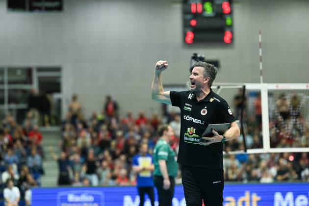 Alexander Waibl (Cheftrainer Dresdner SC) jubelt nach dem Heimsieg - Dresdner SC vs. SSC Palmberg Schwerin, 1. Volleyball Bundesliga Damen, Spielzeit 2025 2026, 01.11.2025 Dresdner SC vs. SSC Palmberg Schwerin, 1. Volleyball Bundesliga Damen, Spielzeit 2025 2026, 01.11.2025 Dresden Copyright: xEibner-Pressefoto xHoepnerx EP_PHR
