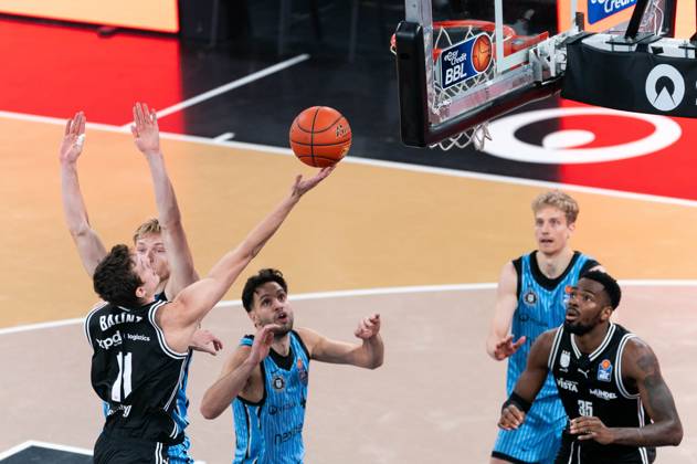 Richard Balint (BMA365 Bamberg Baskets, 11) beim Korbleger gegen Jared Grey (Veolia Towers Hamburg, 08) und Benedikt Turudic (Veolia Towers Hamburg, 44), GER, Veolia Towers Hamburg vs BMA365 Bamberg Baskets, Basketball, Bundesliga, Spieltag 6, Saison 2025 2026, 01.11.2025 GER, Veolia Towers Hamburg vs BMA365 Bamberg Baskets, Basketball, Bundesliga, Spieltag 6, Saison 2025 2026, 01.11.2025 Hamburg Copyright: xEibner-Pressefoto MaxxVincenx EP_MVN