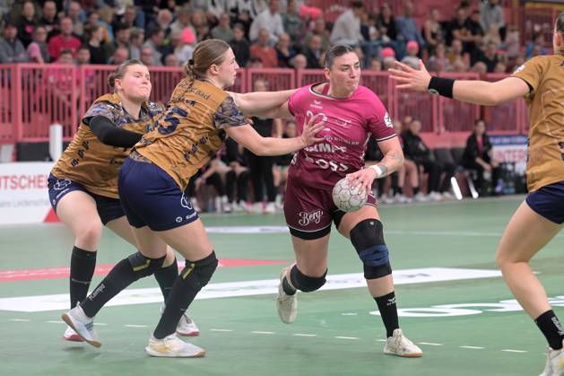 Gabriela Clausson Bitolo (TusSies Metzingen, 22) gegen Jolina Huhnstock (Buxtehuder SV, 45) TusSies Metzingen vs. Buxtehuder SV, Handball, Alsco HBF, 7.Ligaspieltag, Saison 2025 2026, 01.11.2025 TusSies Metzingen vs. Buxtehuder SV, Handball, Alsco HBF, 7.Ligaspieltag, Saison 2025 2026, 01.11.2025 Tuebingen Copyright: xEibner-Pressefoto TobiasxBaurx EP_TBR