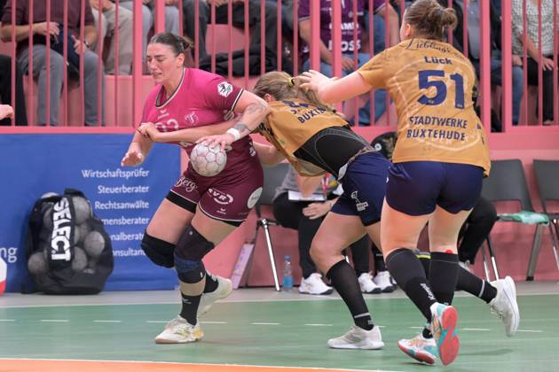 Gabriela Clausson Bitolo (TusSies Metzingen, 22) gegen Johanna Andresen (Buxtehuder SV, 18) TusSies Metzingen vs. Buxtehuder SV, Handball, Alsco HBF, 7.Ligaspieltag, Saison 2025 2026, 01.11.2025 TusSies Metzingen vs. Buxtehuder SV, Handball, Alsco HBF, 7.Ligaspieltag, Saison 2025 2026, 01.11.2025 Tuebingen Copyright: xEibner-Pressefoto TobiasxBaurx EP_TBR