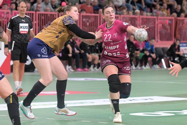 Gabriela Clausson Bitolo (TusSies Metzingen, 22) gegen Lin Elisabeth Lueck (Buxtehuder SV, 51) TusSies Metzingen vs. Buxtehuder SV, Handball, Alsco HBF, 7.Ligaspieltag, Saison 2025 2026, 01.11.2025 TusSies Metzingen vs. Buxtehuder SV, Handball, Alsco HBF, 7.Ligaspieltag, Saison 2025 2026, 01.11.2025 Tuebingen Copyright: xEibner-Pressefoto TobiasxBaurx EP_TBR