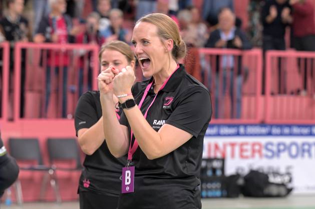 Miriam Hirsch (TusSies Metzingen, Trainerin) Jubelt nach dem Spiel und dem Heimsieg TusSies Metzingen vs. Buxtehuder SV, Handball, Alsco HBF, 7.Ligaspieltag, Saison 2025 2026, 01.11.2025 TusSies Metzingen vs. Buxtehuder SV, Handball, Alsco HBF, 7.Ligaspieltag, Saison 2025 2026, 01.11.2025 Tuebingen Copyright: xEibner-Pressefoto TobiasxBaurx EP_TBR