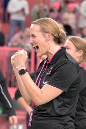 Miriam Hirsch (TusSies Metzingen, Trainerin) TusSies Metzingen vs. Buxtehuder SV, Handball, Alsco HBF, 7.Ligaspieltag, Saison 2025 2026, 01.11.2025 TusSies Metzingen vs. Buxtehuder SV, Handball, Alsco HBF, 7.Ligaspieltag, Saison 2025 2026, 01.11.2025 Tuebingen Copyright: xEibner-Pressefoto TobiasxBaurx EP_TBR