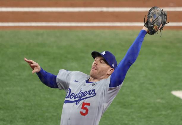 Los Angeles Dodgers first baseman Freddie Freeman (5) catches a foul ball from Toronto Blue Jays Alejandro Kirk in the second inning during Game Seven of the MLB, Baseball Herren, USA World Series at Rogers Centre in Toronto, Canada, on Saturday, November 1, 2025. TOR20251101814 AARONxJOSEFCZYK