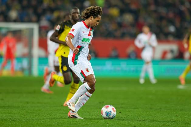 Han-Noah Massengo (FC Augsburg, 04) mit Ball, GER, FC Augsburg vs. Borussia Dortmund, Fussball, Bundesliga, 9. Spieltag, Saison 2025 2026, 31.10.2025,DFL DFB REGULATIONS PROHIBIT ANY USE OF PHOTOGRAPHS as IMAGE SEQUENCES and or QUASI-VIDEO, GER, FC Augsburg vs. Borussia Dortmund, Fussball, Bundesliga, 9. Spieltag, Saison 2025 2026, 31.10.2025 Augsburg Copyright: xEibner-Pressefoto JennixMaulx EP_JML