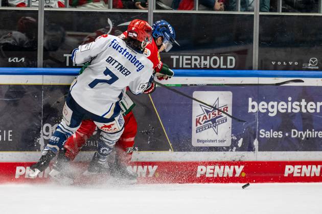 Kampf um den Puck Zweikampf zwischen Dominik Bittner (Schwenninger Wild Wings, 7) und Tim Wohlgemuth (Augsburger Panther, 33) GER, Augsburger Panther vs. Schwenninger Wild Wings, Eishockey, DEL, 17. Spieltag, Saison 2025 2026, 02.11.2025. GER, Augsburger Panther vs. Schwenninger Wild Wings, Eishockey, DEL, 17. Spieltag, Saison 2025 2026, 02.11.2025. Augsburg Copyright: xEibner-Pressefoto HeikexFeinerx EP_HFR