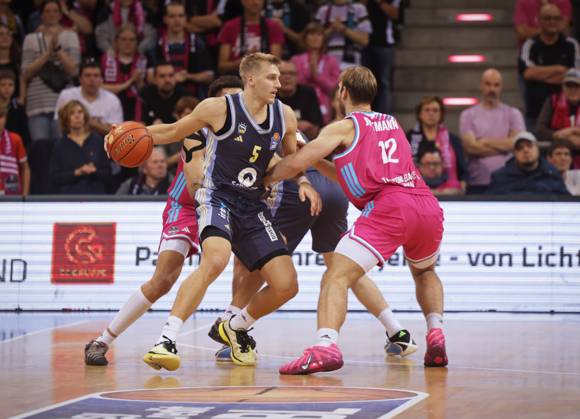 Melvin Jostmann Telekom Baskets Bonn vs. Sam Griesel ALBA Berlin 6. Speiltag - Saison 2025 26
