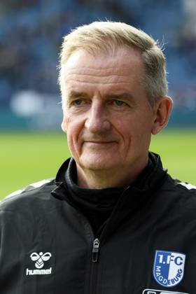 Trainer Petrik Sander (1.FC Magdeburg) schaut waehrend des spiels der 2. Bundesliga zwischen VfL Bochum und 1.FC Magdeburg , Vonovia Ruhrstadion am 02. November 2025 in Bochum, Deutschland. (Foto von Max Maiwald DeFodi Images) +++ Trainer Petrik Sander (1.FC Magdeburg) looks on during the 2. Bundesliga match between VfL Bochum and 1.FC Magdeburg at Vonovia Ruhrstadion on November 2, 2025 in Bochum, Germany. (Photo by Max Maiwald DeFodi Images) DFB DFL REGULATIONS PROHIBIT ANY USE OF PHOTOGRAPHS AS IMAGE SEQUENCES AND OR QUASI-VIDEO. (Photo by Max Maiwald DeFodi Images) Trainer Petrik Sander 1 FC Magdeburg looks on during the 2 Bundesliga match between VfL Bochum and 1 FC Magdeburg , Vonovia Ruhrstadion on November 02, 2025 in Bochum, Germany Photo by Max Maiwald DeFodi Images Trainer Petrik Sander 1 FC Magdeburg looks on during the 2 Bundesliga match between VfL Bochum and 1 FC Magdeburg at Vonovia Ruhrstadion on November 2, 2025 in Bochum, Germany Photo by Max Maiwald DeFodi Images DFB DFL REGULATIONS PROHIBIT ANY USE OF PHOTOGRAPHS AS IMAGE SEQUENCES AND OR QUASI VIDEO Photo by Max Maiwald DeFodi Images