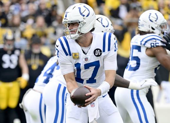 Indianapolis Colts quarterback Daniel Jones (17) waits to handoff the football in the first quarter against the Pittsburgh Steelers at Acrisure Stadium Sunday, November 2025 in Pittsburgh. PIT2025110203 ARCHIExCARPENTER