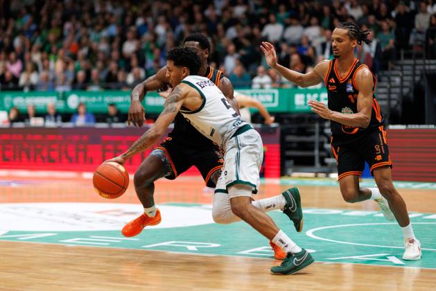 Eli Brooks (Gladiators Trier) im Zweikampf mit Tj Bamba (Rasta Vechta) und Alonzo Verge Jr (Rasta Vechta), Vet Concept Gladiators Trier vs Rasta Vechta, Basketball, easyCredit BBL, 6. Spieltag, Saison 2025 2026, 02.11.2025 Vet Concept Gladiators Trier vs Rasta Vechta, Basketball, easyCredit BBL, 6. Spieltag, Saison 2025 2026, 02.11.2025 Copyright: xEibner-Pressefoto AlexanderxNeisx EP_ANS