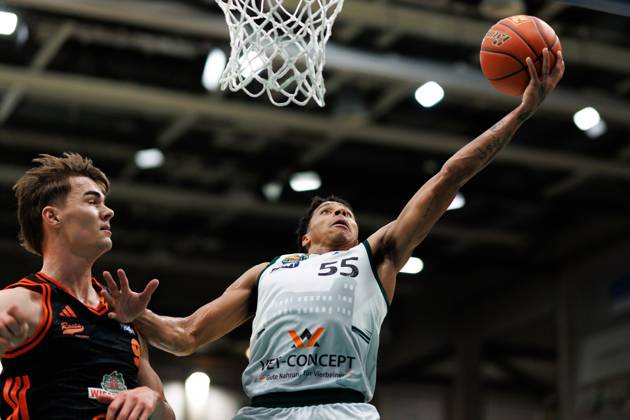 Eli Brooks (Gladiators Trier) im Zweikampf mit Joschka Ferner (Rasta Vechta), Vet Concept Gladiators Trier vs Rasta Vechta, Basketball, easyCredit BBL, 6. Spieltag, Saison 2025 2026, 02.11.2025 Vet Concept Gladiators Trier vs Rasta Vechta, Basketball, easyCredit BBL, 6. Spieltag, Saison 2025 2026, 02.11.2025 Copyright: xEibner-Pressefoto AlexanderxNeisx EP_ANS