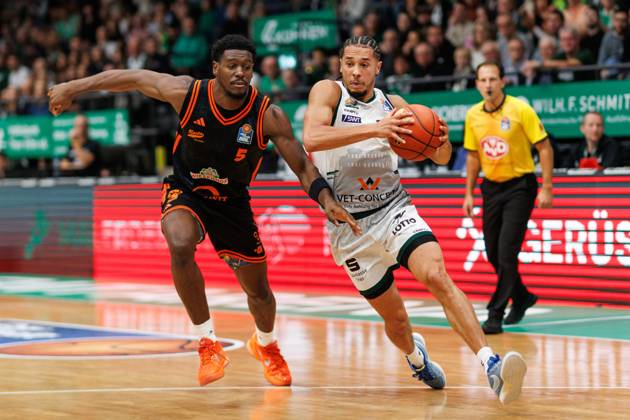 Jordan Roland (Gladiators Trier) im Zweikampf mit Tj Bamba (Rasta Vechta), Vet Concept Gladiators Trier vs Rasta Vechta, Basketball, easyCredit BBL, 6. Spieltag, Saison 2025 2026, 02.11.2025 Vet Concept Gladiators Trier vs Rasta Vechta, Basketball, easyCredit BBL, 6. Spieltag, Saison 2025 2026, 02.11.2025 Copyright: xEibner-Pressefoto AlexanderxNeisx EP_ANS