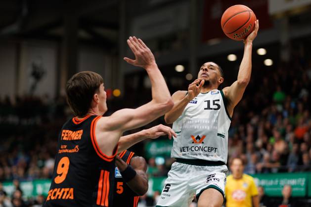 Jordan Roland (Gladiators Trier) im Zweikampf mit Joschka Ferner (Rasta Vechta), Vet Concept Gladiators Trier vs Rasta Vechta, Basketball, easyCredit BBL, 6. Spieltag, Saison 2025 2026, 02.11.2025 Vet Concept Gladiators Trier vs Rasta Vechta, Basketball, easyCredit BBL, 6. Spieltag, Saison 2025 2026, 02.11.2025 Copyright: xEibner-Pressefoto AlexanderxNeisx EP_ANS