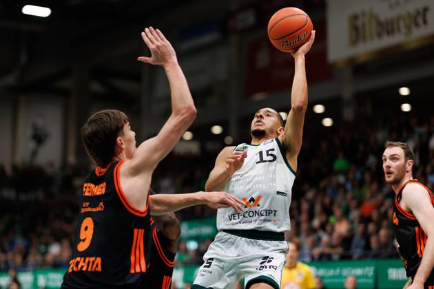 Jordan Roland (Gladiators Trier) im Zweikampf mit Joschka Ferner (Rasta Vechta), Vet Concept Gladiators Trier vs Rasta Vechta, Basketball, easyCredit BBL, 6. Spieltag, Saison 2025 2026, 02.11.2025 Vet Concept Gladiators Trier vs Rasta Vechta, Basketball, easyCredit BBL, 6. Spieltag, Saison 2025 2026, 02.11.2025 Copyright: xEibner-Pressefoto AlexanderxNeisx EP_ANS