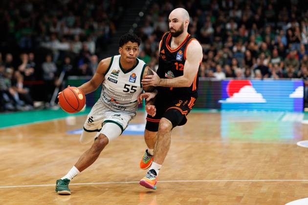 Eli Brooks (Gladiators Trier) im Zweikampf mit Tommy Kuhse (Rasta Vechta), Vet Concept Gladiators Trier vs Rasta Vechta, Basketball, easyCredit BBL, 6. Spieltag, Saison 2025 2026, 02.11.2025 Vet Concept Gladiators Trier vs Rasta Vechta, Basketball, easyCredit BBL, 6. Spieltag, Saison 2025 2026, 02.11.2025 Copyright: xEibner-Pressefoto AlexanderxNeisx EP_ANS