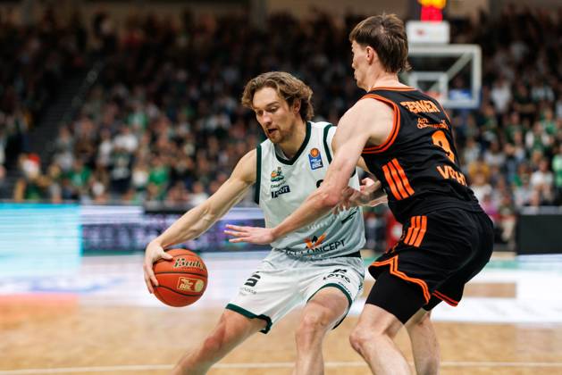 Marco Hollersbacher (Gladiators Trier) im Zweikampf mit Joschka Ferner (Rasta Vechta), Vet Concept Gladiators Trier vs Rasta Vechta, Basketball, easyCredit BBL, 6. Spieltag, Saison 2025 2026, 02.11.2025 Vet Concept Gladiators Trier vs Rasta Vechta, Basketball, easyCredit BBL, 6. Spieltag, Saison 2025 2026, 02.11.2025 Copyright: xEibner-Pressefoto AlexanderxNeisx EP_ANS