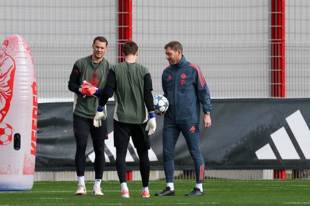 Manuel Neuer (FC Bayern Muenchen, 01) mit Jonas Urbig (FC Bayern Muenchen, 40) und Michael Rechner (FC Bayern Muenchen, Torwarttrainer), GER, Abschlusstraining, FC Bayern Muenchen, Fussball, UEFA Champions League, Liga-Phase, 4. Spieltag, Saison 2025 2026, 03.11.2025, GER, Abschlusstraining, FC Bayern Muenchen, Fussball, UEFA Champions League, Liga-Phase, 4. Spieltag, Saison 2025 2026, 03.11.2025 Muenchen Copyright: xEibner-Pressefoto JennixMaulx EP_JML
