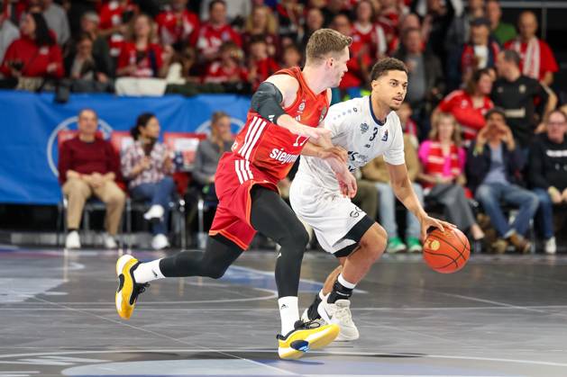 Kevin McClain (MLP Academics Heidelberg, 03) mit Andreas Obst (FC Bayern Basketball, 13), GER, FC Bayern Basketball vs. MLP Academics Heidelberg, Basketball, easycredit Basketball Bundesliga, 6. Spieltag, Saison 2025 2026, 03.11.2025, GER, FC Bayern Basketball vs. MLP Academics Heidelberg, Basketball, easycredit Basketball Bundesliga, 6. Spieltag, Saison 2025 2026, 03.11.2025 Muenchen Copyright: xEibner-Pressefoto JennixMaulx EP_JML