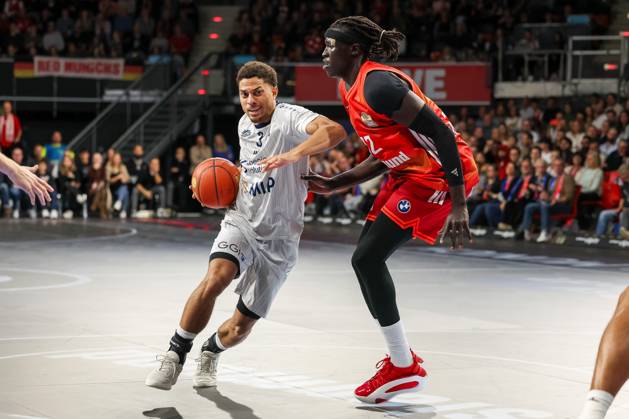 Kevin McClain (MLP Academics Heidelberg, 03) mit Wenyen Gabriel (FC Bayern Basketball, 32), GER, FC Bayern Basketball vs. MLP Academics Heidelberg, Basketball, easycredit Basketball Bundesliga, 6. Spieltag, Saison 2025 2026, 03.11.2025, GER, FC Bayern Basketball vs. MLP Academics Heidelberg, Basketball, easycredit Basketball Bundesliga, 6. Spieltag, Saison 2025 2026, 03.11.2025 Muenchen Copyright: xEibner-Pressefoto JennixMaulx EP_JML