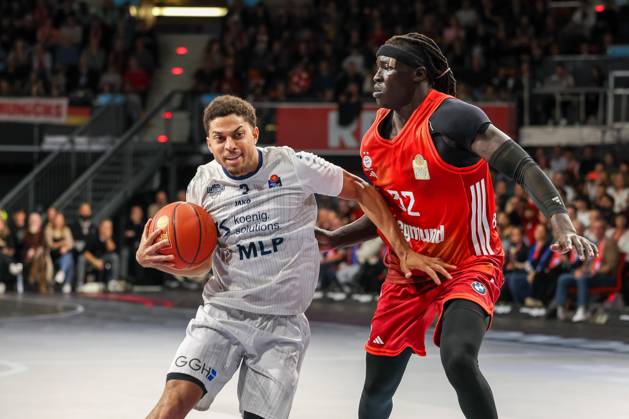 Kevin McClain (MLP Academics Heidelberg, 03) mit Wenyen Gabriel (FC Bayern Basketball, 32), GER, FC Bayern Basketball vs. MLP Academics Heidelberg, Basketball, easycredit Basketball Bundesliga, 6. Spieltag, Saison 2025 2026, 03.11.2025, GER, FC Bayern Basketball vs. MLP Academics Heidelberg, Basketball, easycredit Basketball Bundesliga, 6. Spieltag, Saison 2025 2026, 03.11.2025 Muenchen Copyright: xEibner-Pressefoto JennixMaulx EP_JML