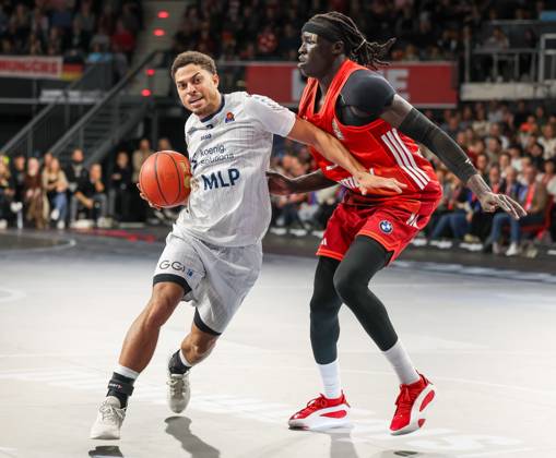 Kevin McClain (MLP Academics Heidelberg, 03) mit Wenyen Gabriel (FC Bayern Basketball, 32), GER, FC Bayern Basketball vs. MLP Academics Heidelberg, Basketball, easycredit Basketball Bundesliga, 6. Spieltag, Saison 2025 2026, 03.11.2025, GER, FC Bayern Basketball vs. MLP Academics Heidelberg, Basketball, easycredit Basketball Bundesliga, 6. Spieltag, Saison 2025 2026, 03.11.2025 Muenchen Copyright: xEibner-Pressefoto JennixMaulx EP_JML