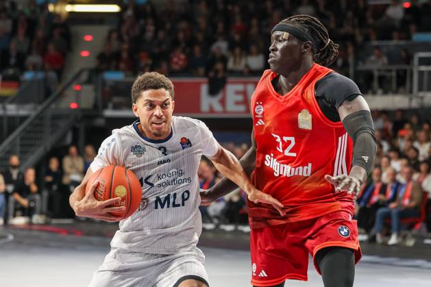 Kevin McClain (MLP Academics Heidelberg, 03) mit Wenyen Gabriel (FC Bayern Basketball, 32), GER, FC Bayern Basketball vs. MLP Academics Heidelberg, Basketball, easycredit Basketball Bundesliga, 6. Spieltag, Saison 2025 2026, 03.11.2025, GER, FC Bayern Basketball vs. MLP Academics Heidelberg, Basketball, easycredit Basketball Bundesliga, 6. Spieltag, Saison 2025 2026, 03.11.2025 Muenchen Copyright: xEibner-Pressefoto JennixMaulx EP_JML