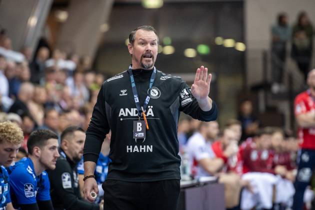 Misha Kaufmann (TVB Stuttgart, Trainer) - gestikuliert am Spielfeldrand GER, TVB Stuttgart - SG Flensburg-Handewitt, DAIKIN HBL, Handball, Bundesliga, DHB Pokal Achtelfinale, Spielzeit 2025 2026, 05.11.2025 GER, TVB Stuttgart - SG Flensburg-Handewitt, DAIKIN HBL, Handball, Bundesliga, DHB Pokal Achtelfinale, Spielzeit 2025 2026, 05.11.2025 Stuttgart Copyright: xSandyxDinkelackerx EP_SDR
