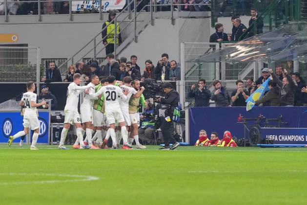 Torjubel, Emotionen, Torschuss, Abschluss, Torerfolg, Tor, Treffer, Fans auf der Tribüne mit Kasachstan Fahne , Italien, Fussball, UEFA Champions League, 4.Spieltag, Ligaphase, 2025 2026, Inter Mailand vs. FC Kairat Almaty, 05.11.2025, Giuseppe-Meazza-Stadion, San Siro, Mailand, Italien Mailand Giuseppe-Meazza-Stadion, San Sir Lombardei Italien Copyright: xArnexAmbergx