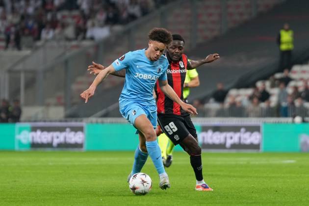 Derry Scherhant (SC Freiburg, 07) im Zweikampf mit Salis Abdul Samed (OGC Nizza, 99) , Frankreich, Fussball, UEFA Europa League, 4.Spieltag, Ligaphase, 2025 2026, OGC Nizza vs. SC Freiburg, 06.11.2025, Allianz Riviera, Nizza, Frankreich Nizza Allianz Riviera Provence-Alpes-CÃ te d Azur, CÃ Frankreich Copyright: xArnexAmbergx