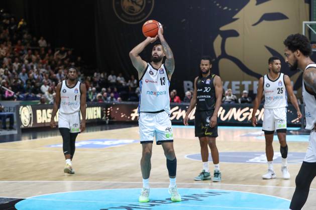 07.11.2025, xgox, Basketball easyCredit BBL, Basketball Loewen Braunschweig - Veolia Hamburg Towers emspor, v.l. Martin Breunig (Hamburg, 13) wirft Korb, wirft, trifft, Korb, Treffer, scores Braunschweig
