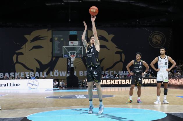 07.11.2025, xgox, Basketball easyCredit BBL, Basketball Loewen Braunschweig - Veolia Hamburg Towers emspor, v.l. Joshua Obiesie (Braunschweig, 8) wirft Korb, wirft, trifft, Korb, Treffer, scores Braunschweig