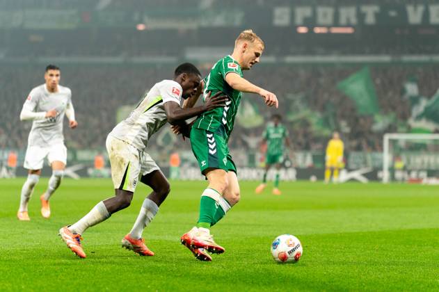 Marco Gruell (SV Werder Bremen, 17) im Zweikampf, Kampf um den Ball mit Sael Kumbedi (VfL Wolfsburg, 26), GER, SV Werder Bremen vs VfL Wolfsburg, Fussball, Bundesliga, Spieltag 10, Saison 2025 2026, 07.11.2025 DFL REGULATIONS PROHIBIT ANY USE OF PHOTOGRAPHS AS IMAGE SEQUENCES AND OR QUASI-VIDEO GER, SV Werder Bremen vs VfL Wolfsburg, Fussball, Bundesliga, Spieltag 10, Saison 2025 2026, 07.11.2025 Bremen Copyright: xEibner-Pressefoto MaxxVincenx EP_MVN