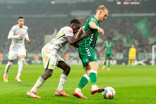 Marco Gruell (SV Werder Bremen, 17) im Zweikampf, Kampf um den Ball mit Sael Kumbedi (VfL Wolfsburg, 26), GER, SV Werder Bremen vs VfL Wolfsburg, Fussball, Bundesliga, Spieltag 10, Saison 2025 2026, 07.11.2025 DFL REGULATIONS PROHIBIT ANY USE OF PHOTOGRAPHS AS IMAGE SEQUENCES AND OR QUASI-VIDEO GER, SV Werder Bremen vs VfL Wolfsburg, Fussball, Bundesliga, Spieltag 10, Saison 2025 2026, 07.11.2025 Bremen Copyright: xEibner-Pressefoto MaxxVincenx EP_MVN