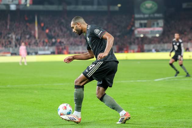 Jonathan Tah (FC Bayern Muenchen, 04) mit Ball, GER, 1. FC Union Berlin vs. FC Bayern Muenchen, Fussball, Bundesliga, 10. Spieltag, Saison 2025 2026, 08.11.2025, DFL DFB REGULATIONS PROHIBIT ANY USE OF PHOTOGRAPHS as IMAGE SEQUENCES and or QUASI-VIDEO, GER, 1. FC Union Berlin vs. FC Bayern Muenchen, Fussball, Bundesliga, 10. Spieltag, Saison 2025 2026, 08.11.2025 Berlin Copyright: xEibner-Pressefoto JennixMaulx EP_JML