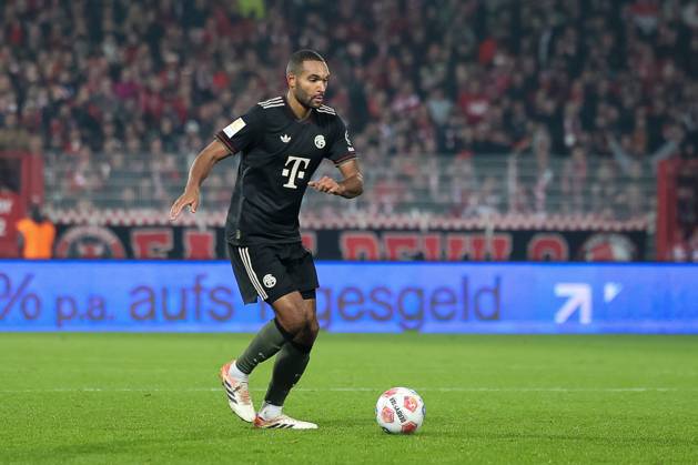 Jonathan Tah (FC Bayern Muenchen, 04) mit Ball, GER, 1. FC Union Berlin vs. FC Bayern Muenchen, Fussball, Bundesliga, 10. Spieltag, Saison 2025 2026, 08.11.2025, DFL DFB REGULATIONS PROHIBIT ANY USE OF PHOTOGRAPHS as IMAGE SEQUENCES and or QUASI-VIDEO, GER, 1. FC Union Berlin vs. FC Bayern Muenchen, Fussball, Bundesliga, 10. Spieltag, Saison 2025 2026, 08.11.2025 Berlin Copyright: xEibner-Pressefoto JennixMaulx EP_JML