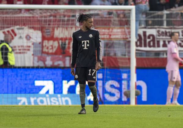 Michael Olise (FC Bayern Muenchen, 17) schaut enttäuscht 08.11.2025, 1. FC Union Berlin - FC Bayern München, Fussball, 1. Bundesliga in Berlin, Stadion an der Alten Försterei DFL regulations prohibit any use of photographs as image sequences and or quasi-video. Copyright: HMBxMedia xMarcoxBader