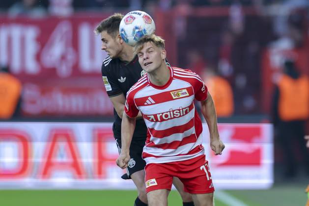 Josip Stanisic (FC Bayern Muenchen) und Andras Schaefer (1. FC Union Berlin) kaempfen um den Ball, Bundesliga, 1. FC Union Berlin v FC Bayern München, Stadion An der Alten Försterei am 08. November 2025 in Berlin, Deutschland. (Foto von Marco Steinbrenner DeFodi Images) Josip Stanisic (FC Bayern Muenchen) und Andras Schaefer (1. FC Union Berlin) battle for the ball, Bundesliga, 1. FC Union Berlin v FC Bayern München, Stadion An der Alten Försterei, November 8, 2025 in Berlin, Germany. (Photo by Marco Steinbrenner DeFodi Images) DFL regulations prohibit any use of photographs as image sequences and or quasi-video. Josip Stanisic FC Bayern Muenchen and Andras Schaefer 1 FC Union Berlin battle for the ball, Bundesliga, 1 FC Union Berlin v FC Bayern München, Stadion An der Alten Försterei, November 8, 2025 in Berlin, Germany Photo by Marco Steinbrenner DeFodi Images Josip Stanisic FC Bayern Muenchen and Andras Schaefer 1 FC Union Berlin battle for the ball, Bundesliga, 1 FC Union Berlin v FC Bayern München, Stadion An der Alten Försterei, November 8, 2025 in Berlin, Germany Photo by Marco Steinbrenner DeFodi Images DFL regulations prohibit any use of photographs as image sequences and or quasi video