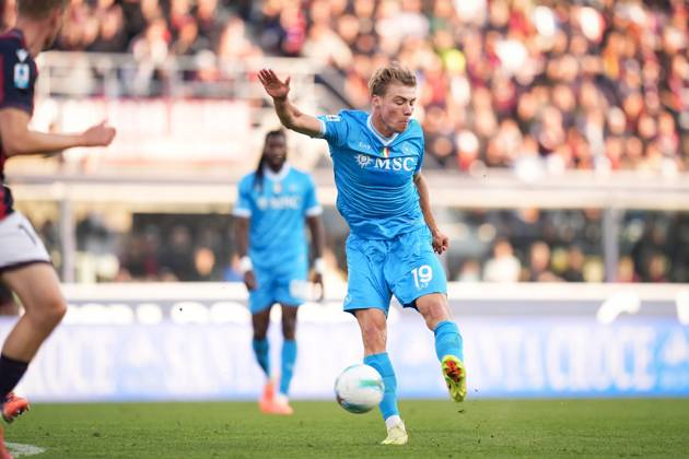 NapoliÕs Rasmus Hojlund fights for the ball with Bologna s Torbjorn Heggem during the Serie A soccer match between Bologna and Napoli at the Renato DallÕAra Stadium in Bologna, north Italy - Sunday, November 9, 2025 - Copyright: xMassimoxPaolone LaPressex